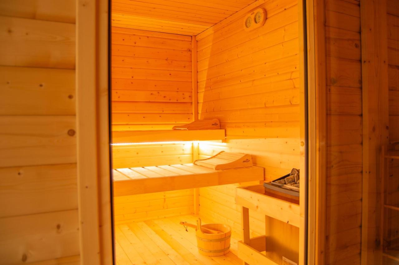 Wellnessoase Mitten In Der Wasserfallstadt Triberg Triberg im Schwarzwald Exterior foto